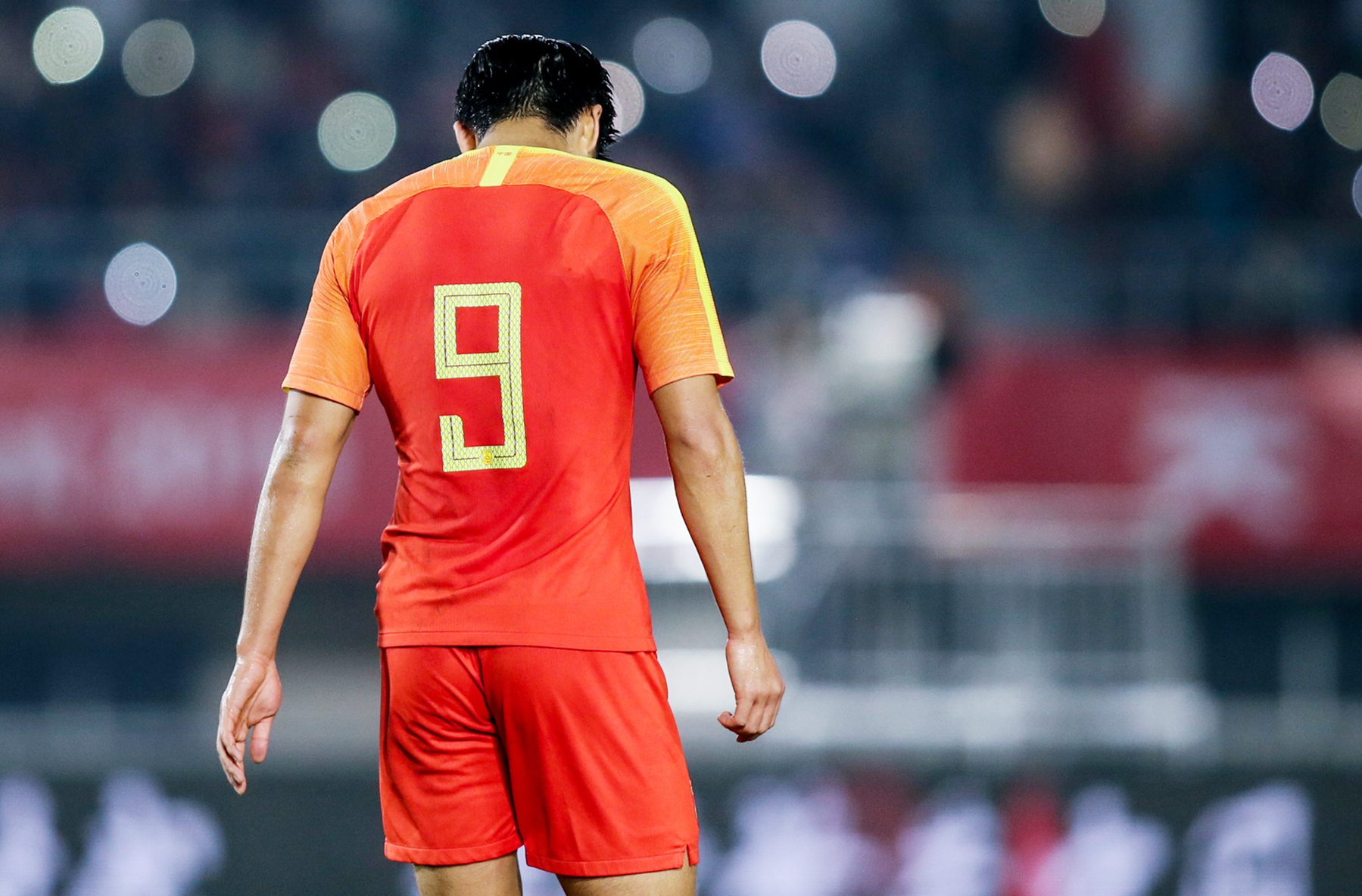 梅西17岁巴萨对尤文,17岁的梅西穿绿色巴萨球衣