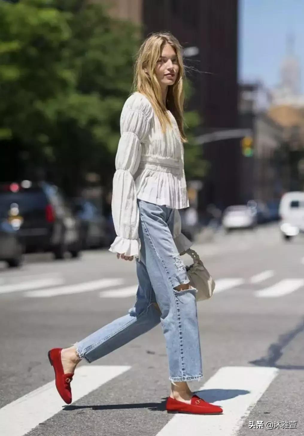 穿红色衣服红色鞋子,红色芭蕾单鞋配牛仔裤