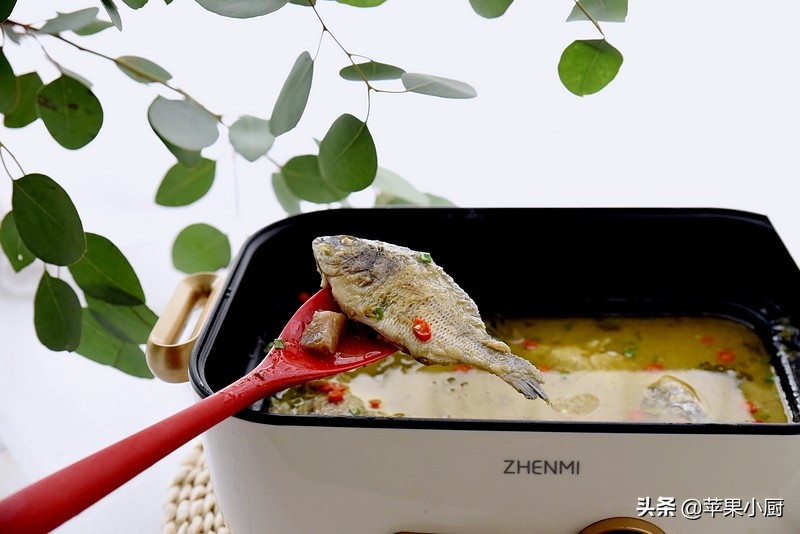巧手主妇用海鱼做酸菜鱼，味道也不错，汤鲜肉也美味，都说味不错