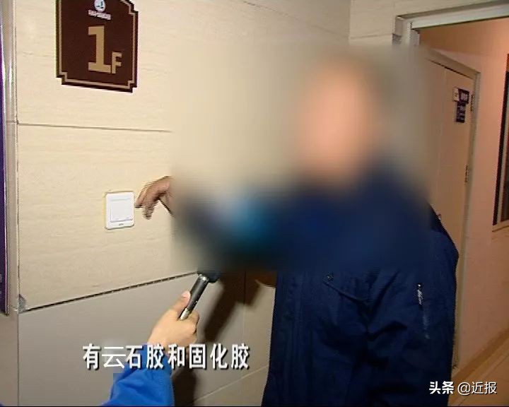 济南一小区，墙砖开裂用胶带粘？闸机坏了换塑料管！？业主：物业太有才了……