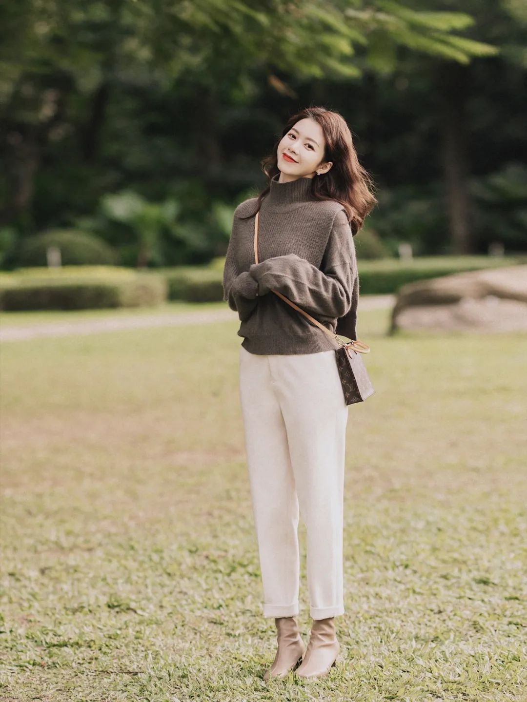 胖mm粗腿马丁靴冬季加绒羊羔绒,今年最火的中筒靴粗腿圆头马丁靴