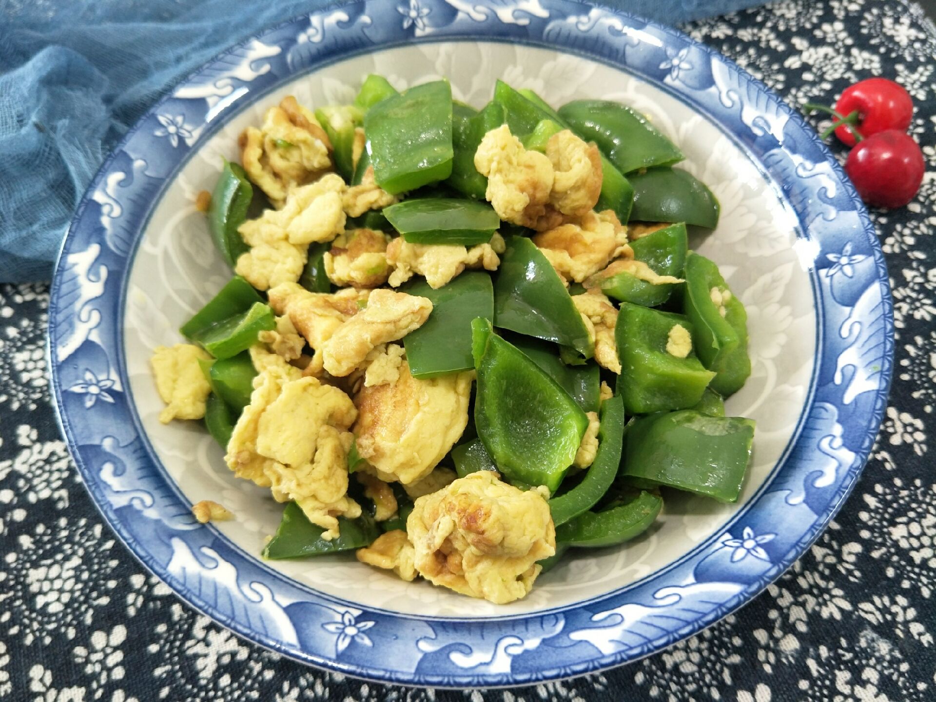 青椒炒鸡蛋,怎样才能又脆又绿,教你详细做法,香嫩好吃