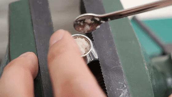 指甲盖做钻戒,日本男子收集指甲制成求婚戒指