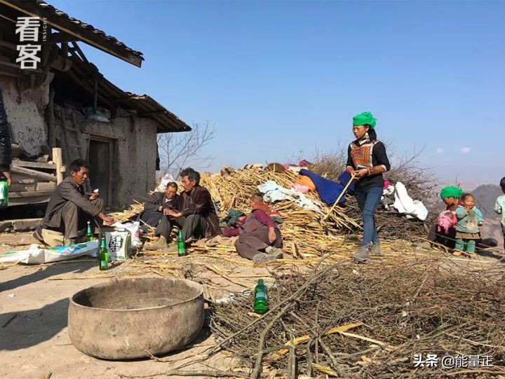 为了逃离包办婚姻，她们前往深圳打工赎身