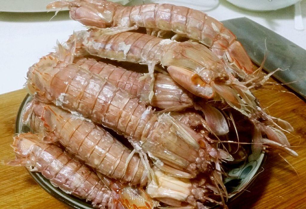 夏天海鲜皮皮虾吃起来快速剥壳,皮皮虾正确剥来吃的方法