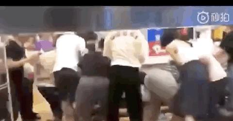 凶猛!一群国人攻陷巴黎老佛爷百货LV被迫限购