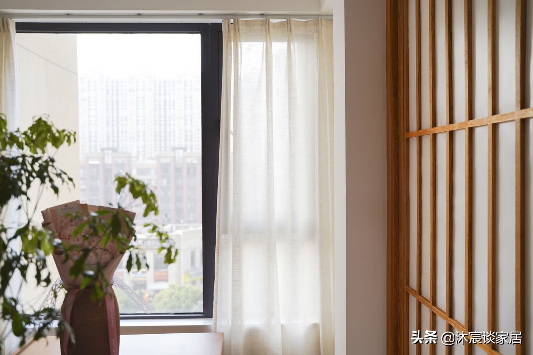 她把家布置得复古又温馨,室内被绿植环绕,这样的家,住着真舒服