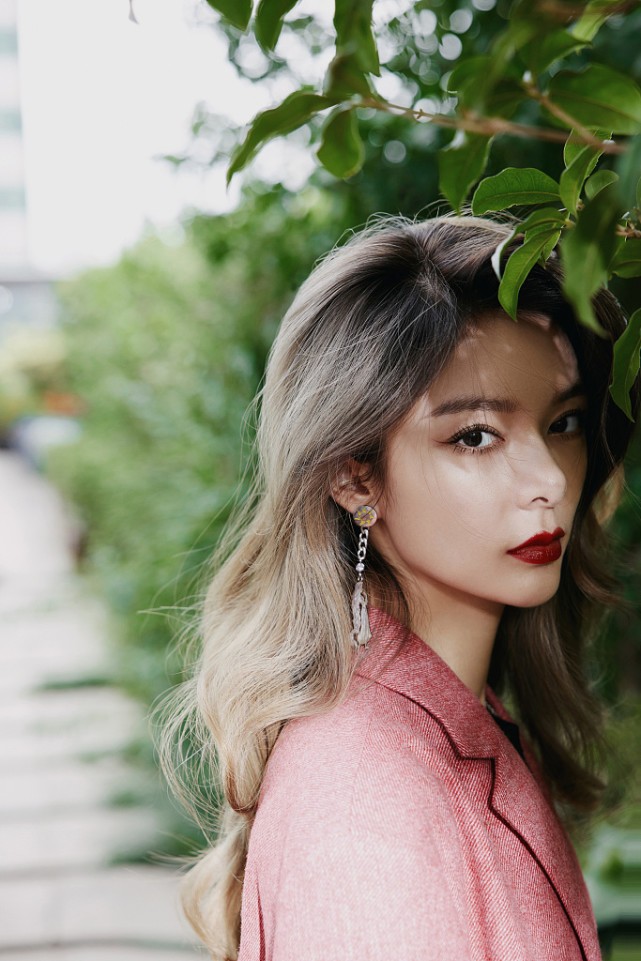 傅菁齐刘海黄裙子,傅菁眼镜西装短发