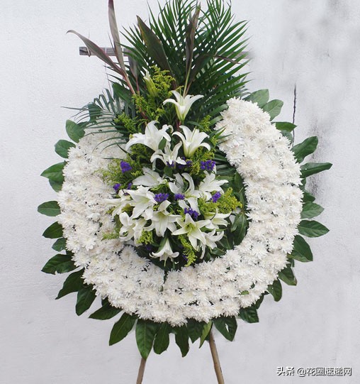 白事花圈需要多少枝花,农村一般花圈价格表