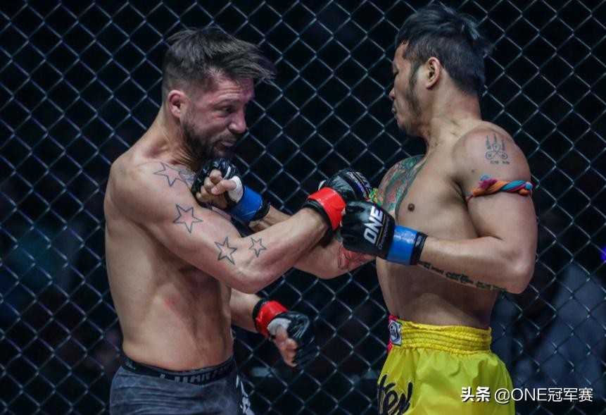 雅桑克莱和王者对决,雅桑克莱降重羽量级