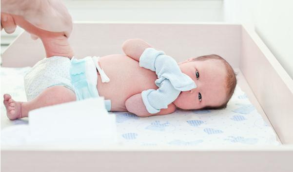 宝宝穿尿不湿屁股上有红疹子,宝宝穿尿不湿屁股起红痘痘