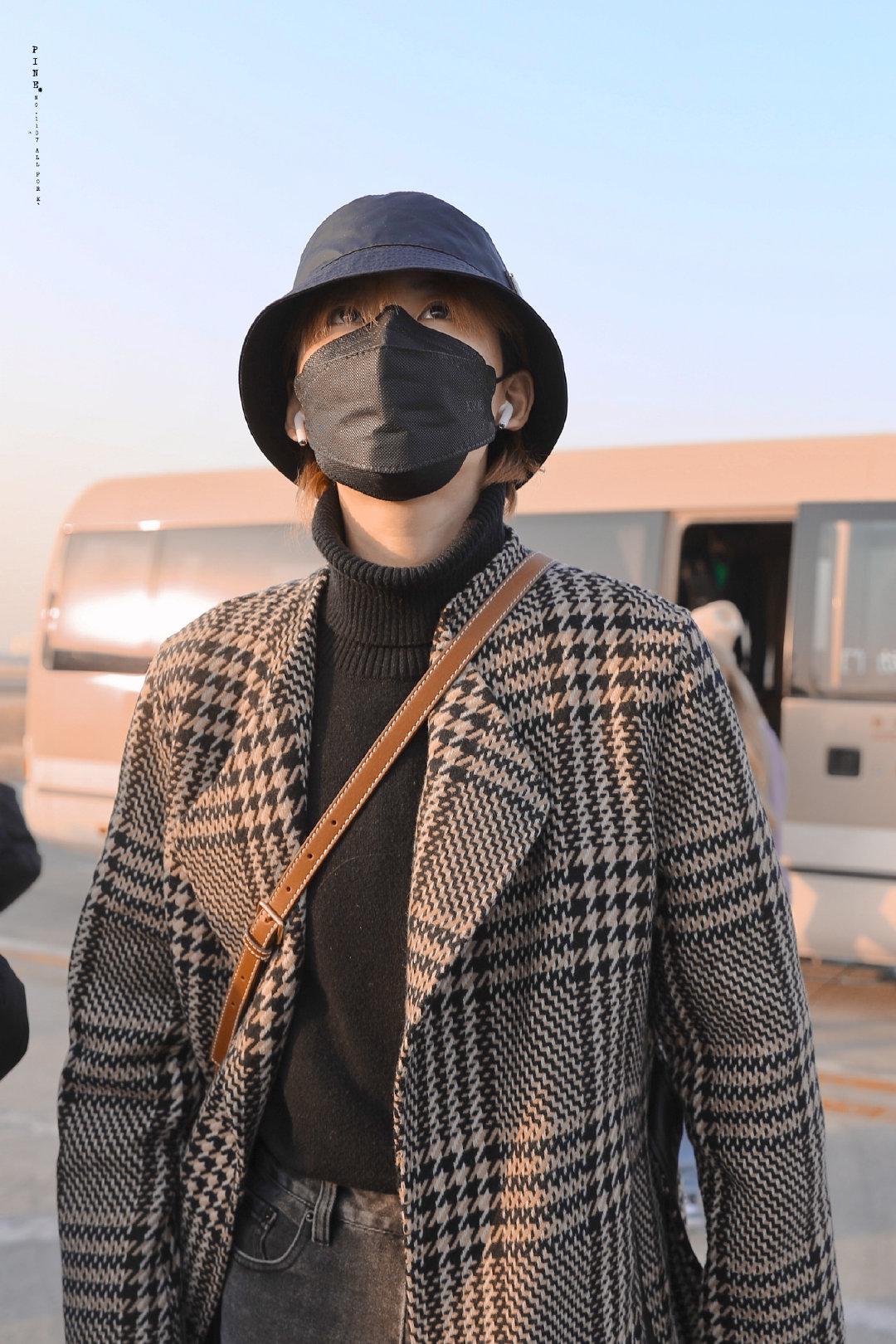 陆柯燃机场蓝衣服,陆柯燃中性礼服