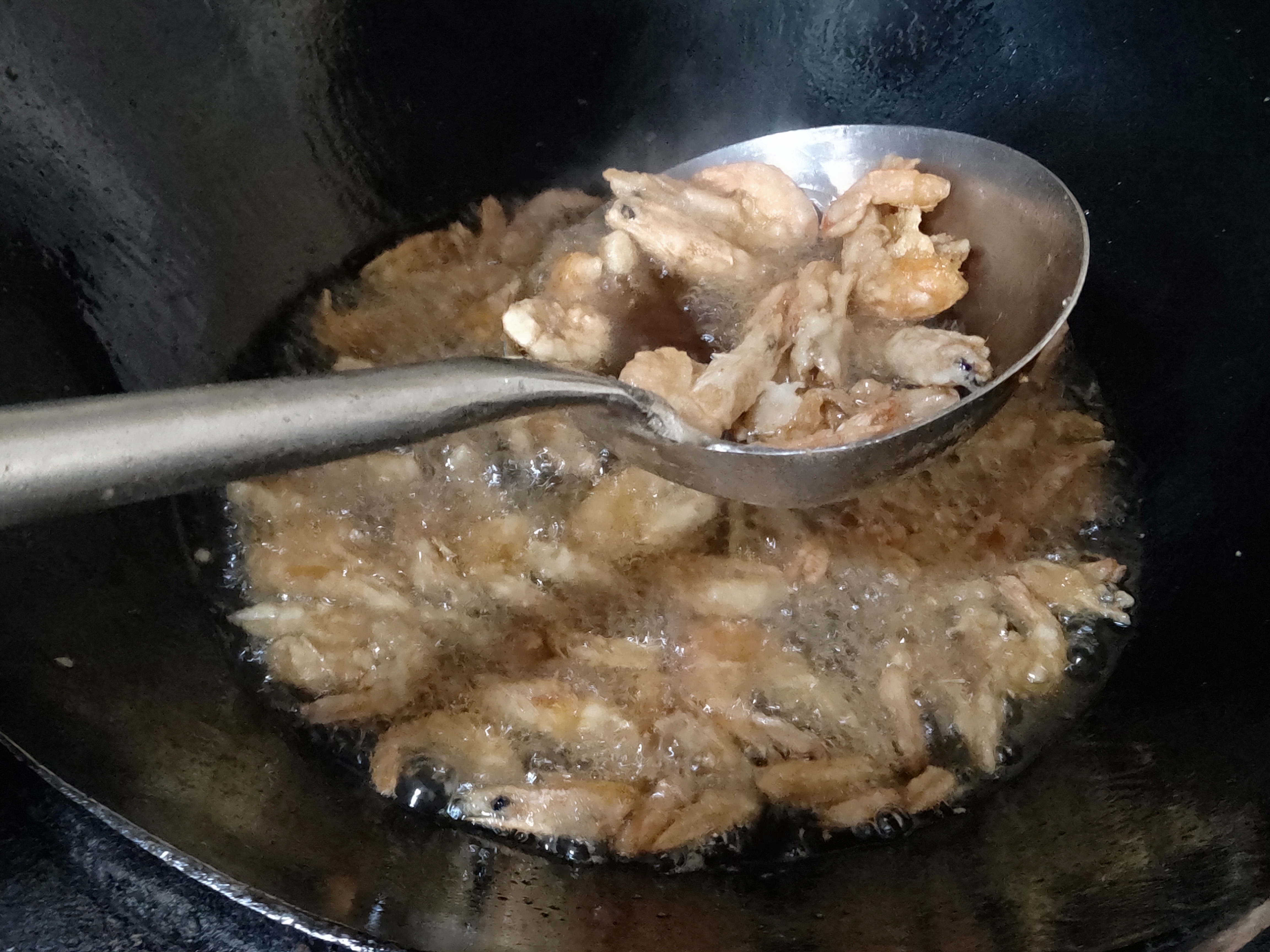 怎么炸小河虾才最好吃,饭店干炸小河虾的干炸鲜蘑怎么做