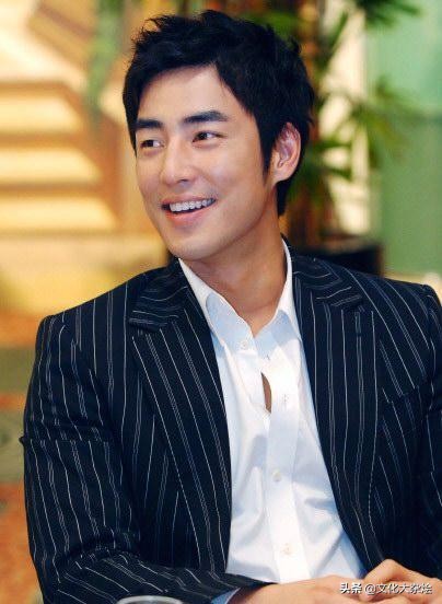 他是韩国娱乐圈著名的“媒婆”，年近50却没为自己寻一段好姻缘