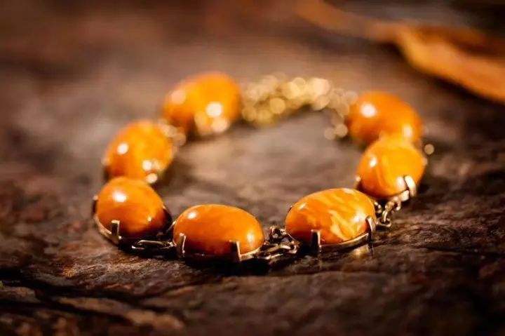 挂羊头卖狗肉但狗肉也不便宜啊,挂羊头卖狗肉是真玉吗