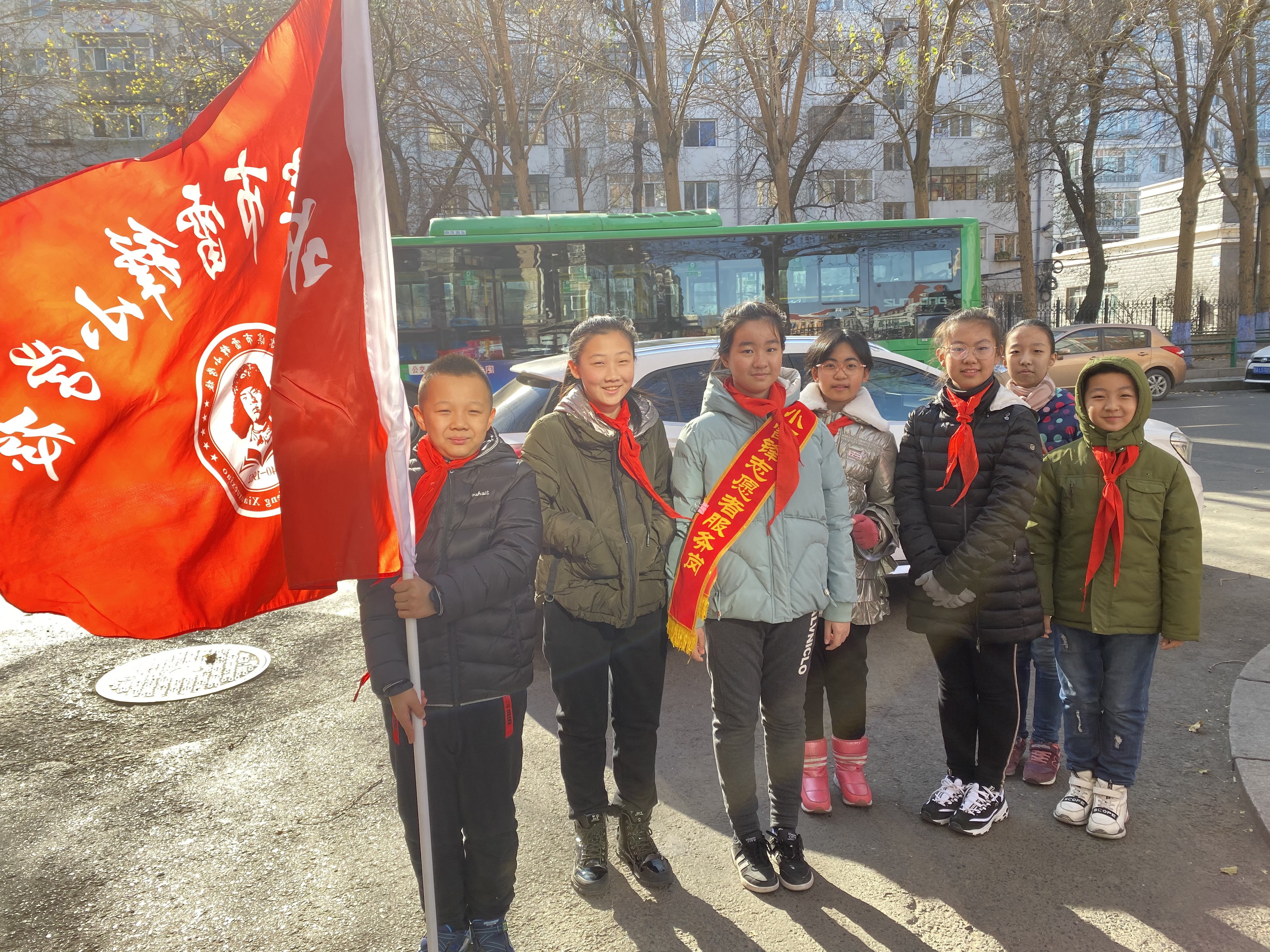 小学生传承雷锋精神弘扬时代新风,传承红色基因弘扬雷锋精神学校