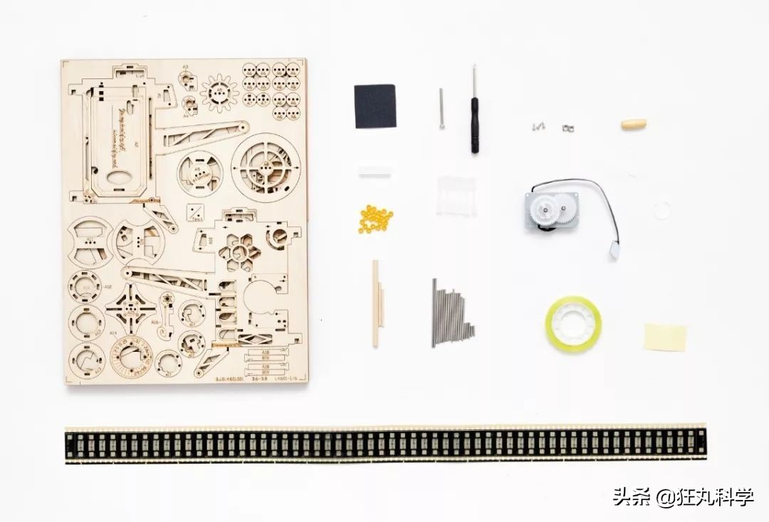 用老式胶片放映机改造投影过程,用木板拼出的老式电影放映机