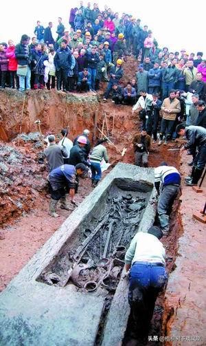 楠木棺木的真实故事,考古专家挖出200年前的古棺