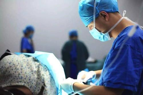 生完宝宝，产妇有想上大号的感觉，医生一听让赶紧准备手术