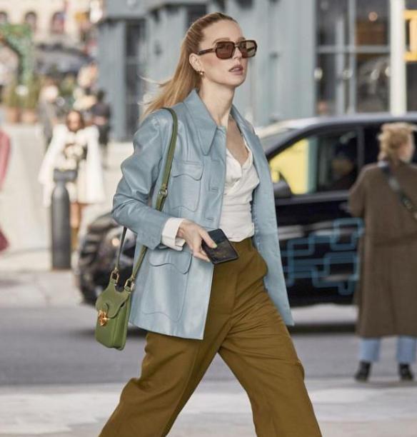 西装一穿就是最靓的仔,西装一穿都是大人