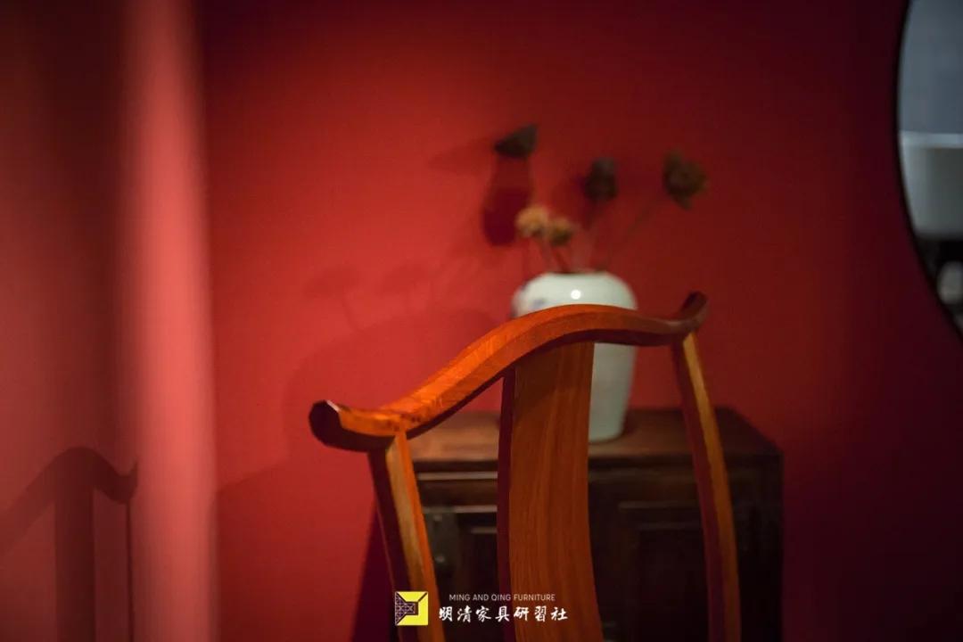 一张椅子风景图,一张好的官帽椅可以保证坐的舒适