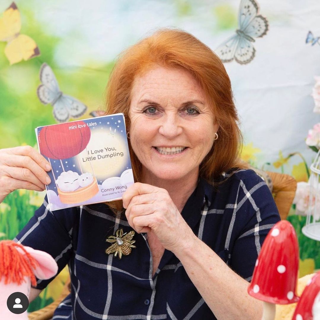 莎拉拍大片撞衫侄媳妇凯特，同款裙子不同格调，细节见王室束缚