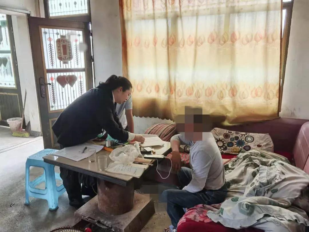 被告：嘿，我在工地做工没有在家，我也来不了法院！法官：好的,麻烦开下门，我就在你家门口！