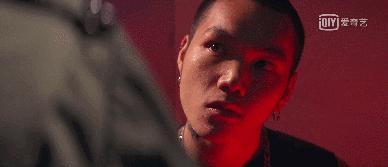 他是香港最低调的影帝，梳起飞机头他又是令人闻风丧胆的江湖大佬