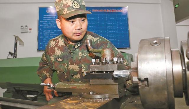 退伍回来，20万年薪肯定不是问题！他说：离开部队我就不是张士英