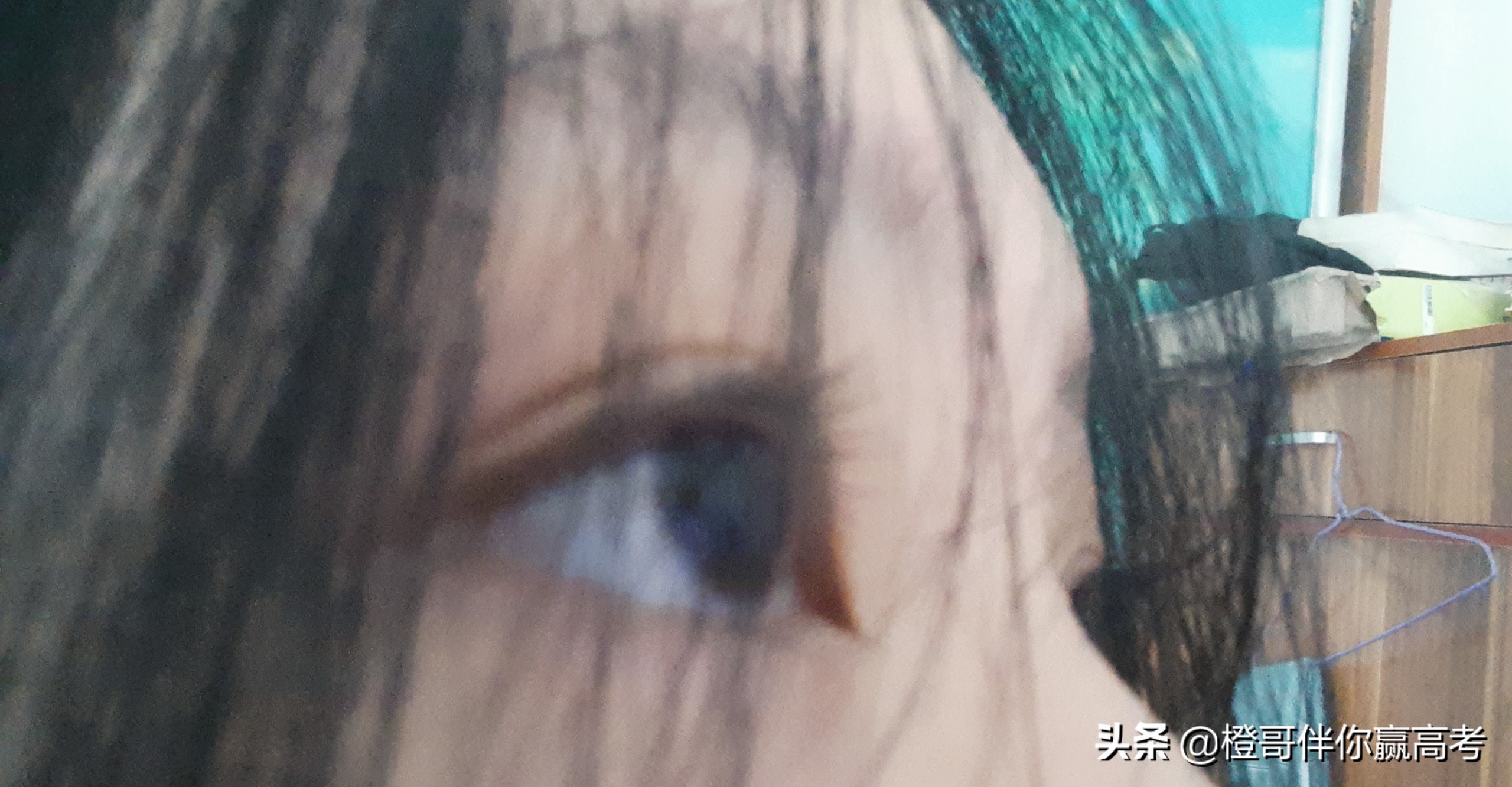 一个外卖员闯红灯给交警送外卖,外卖小哥连闯17个红灯送外卖