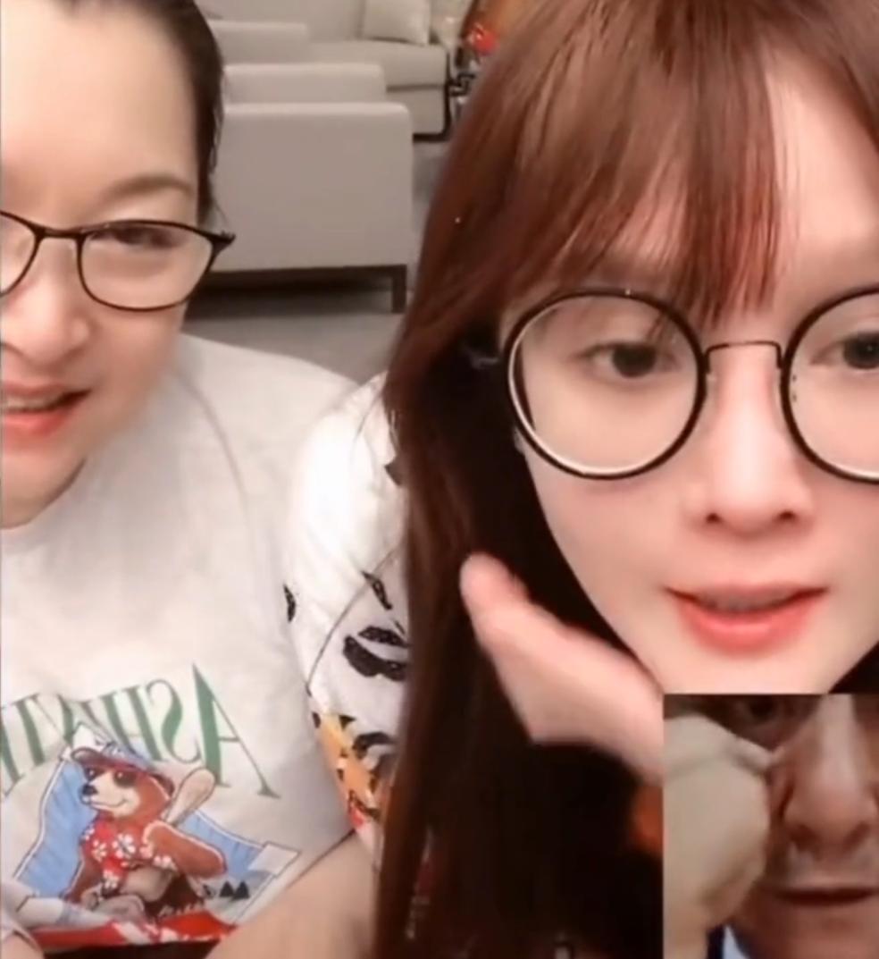 63岁赵本山老态明显，满头白发眼袋浮肿，妻女都劝其整容割眼袋？