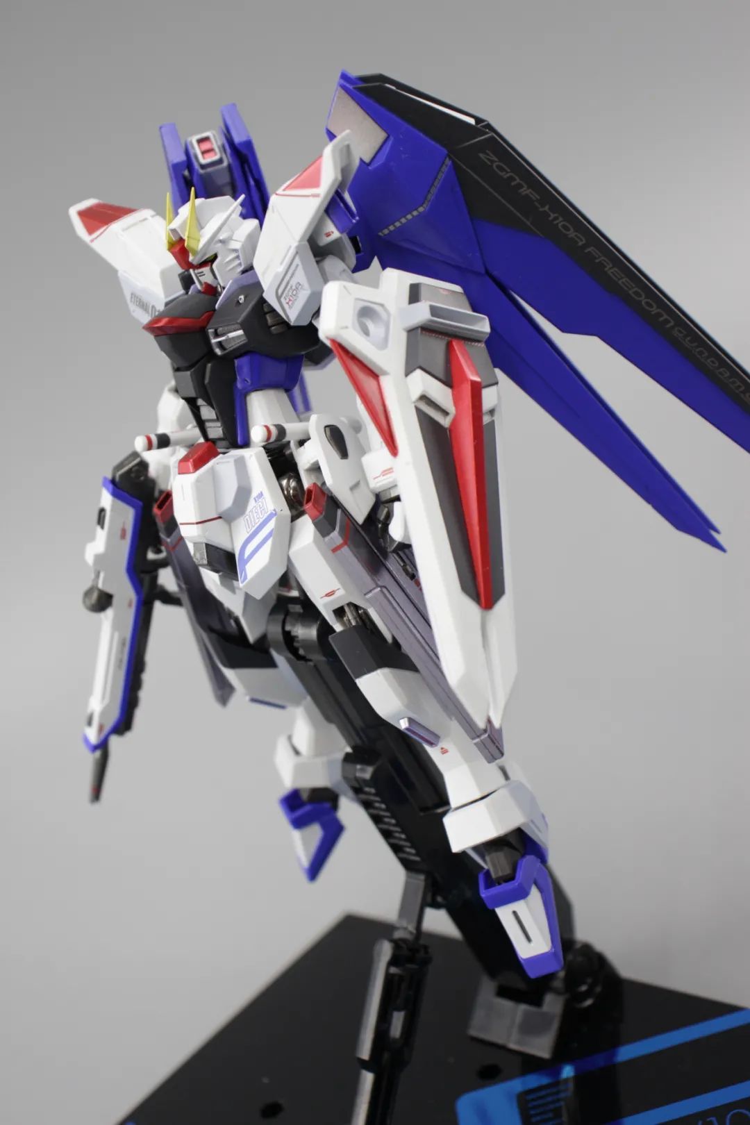 苍天之剑自由高达的操纵者,robot魂真实配色自由高达