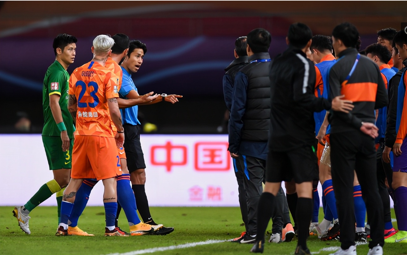 京鲁争议判罚视频,fifa争议裁判