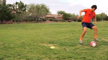 拿球怎么转身,踢球转身慢怎么训练