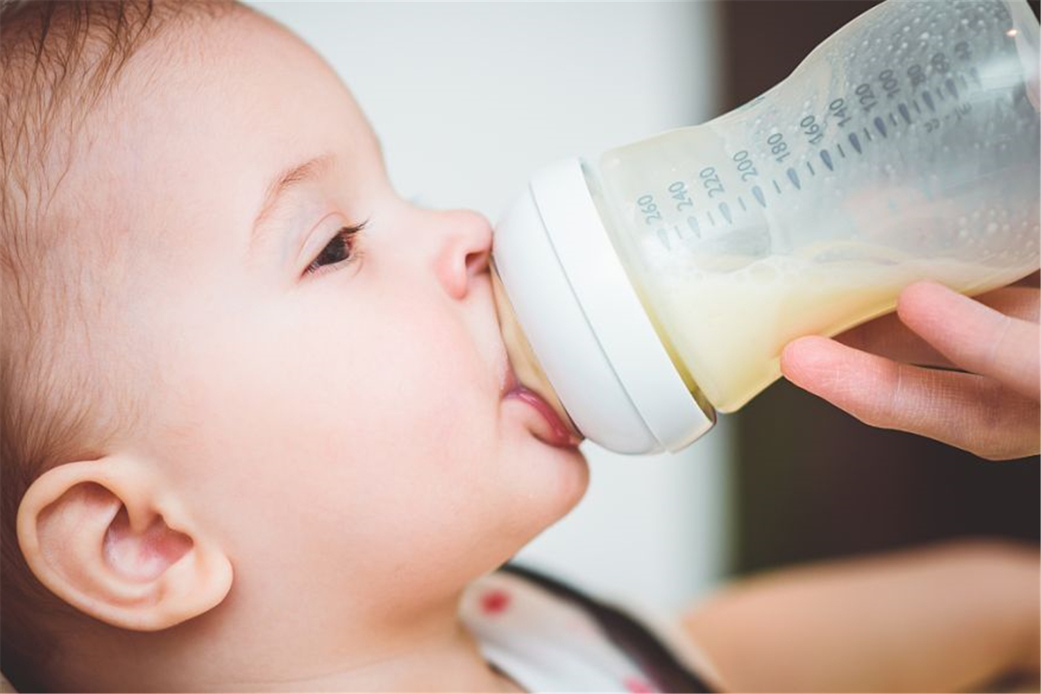 宝宝溢奶吐奶期一般是多久,宝宝溢奶吐奶怎么办多注意姿势