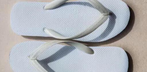 拖鞋穿久了又黄又黑？教你几招，洗完和新的一样，涨知识了
