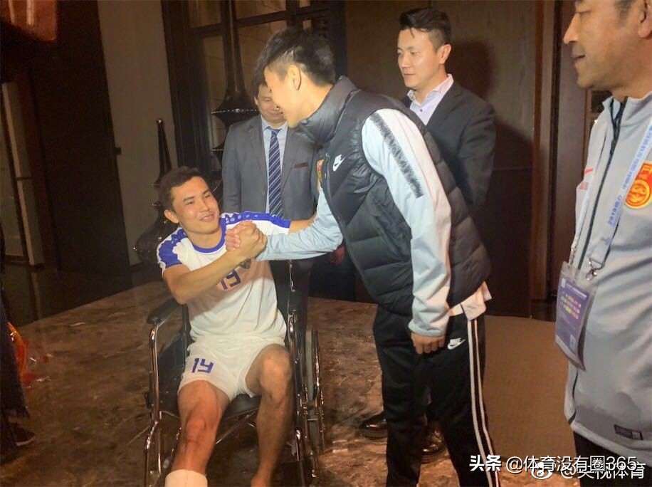 态度大逆转,韦世豪探望被铲伤球员