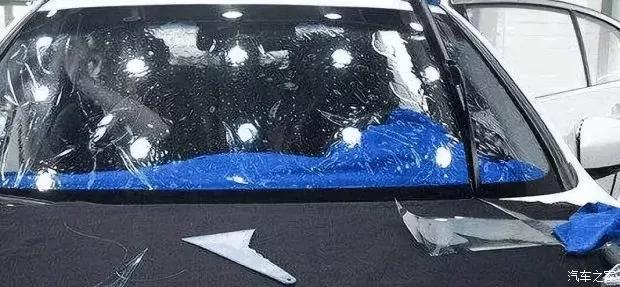 前挡风玻璃贴膜模糊朦胧怎么处理,前挡风玻璃模糊刮不干净怎么处理