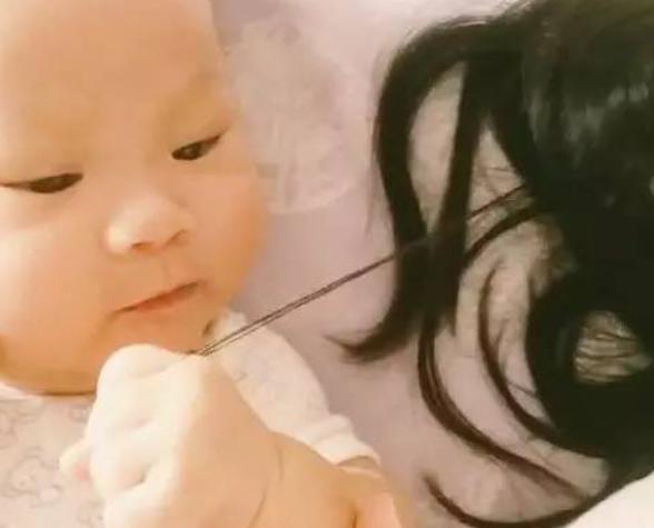 宝宝总爱扯妈妈头发睡觉,宝宝老扯头发怎么教育