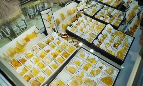 中国游客到俄罗斯疯狂买琥珀蜜蜡，俄罗斯人笑了，果然人傻钱多！