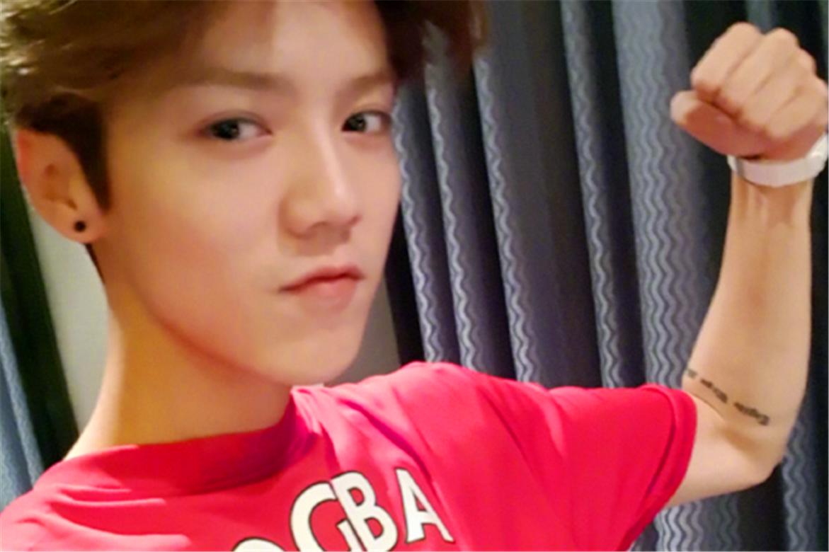 鹿晗见到曼联的曼联粉,鹿晗造访曼联实现人生理想