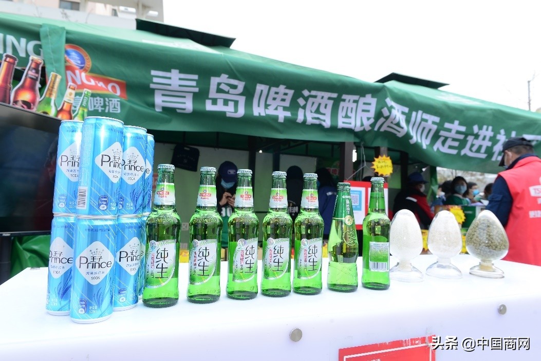 老球迷带新球迷一起看球,武汉的老球迷