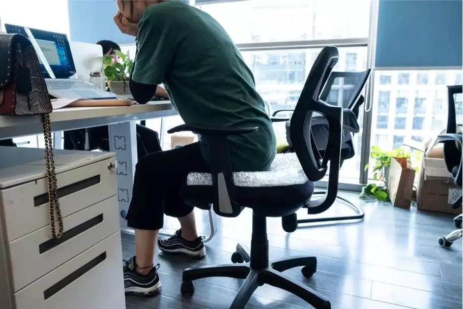 屁股坐的位置起大疙瘩怎么回事,屁股坐久了有黑圈怎么办