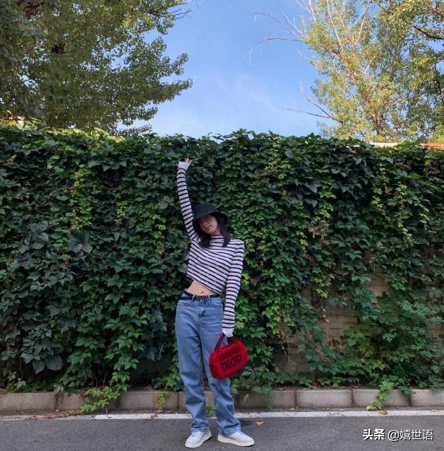 周雨彤穿板鞋图片,周雨彤spell牛仔裤穿搭