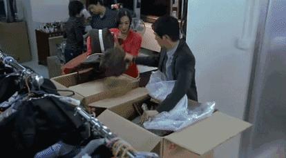 穿128元裙子的姑娘,穿3799块钱裙子的小女孩