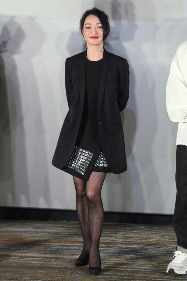 周迅穿黑条西装,周迅西装造型图片