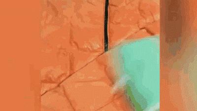 浅色的衣服有油污渍怎么办,衣服上的油污渍洗不掉怎么办