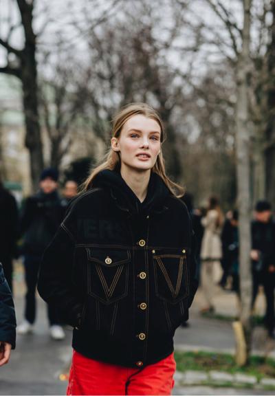 秋冬季节卫衣单穿有些冷，加件外套一起穿，舒适时尚又有范儿