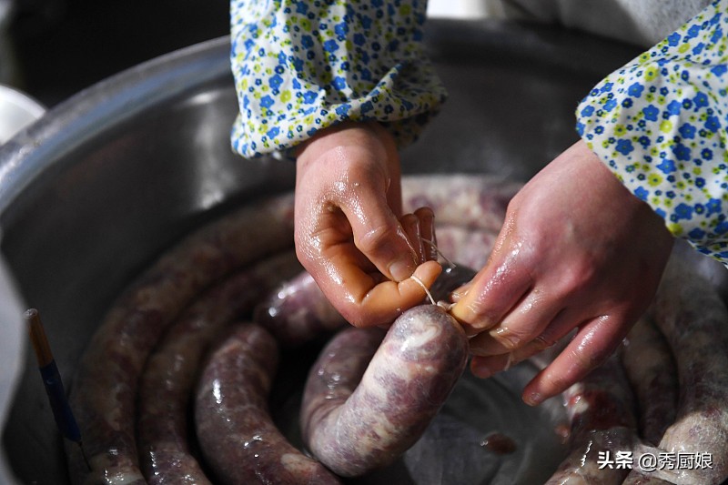 刚做出来的香肠怎么晒才好吃,灌腊肠的时候怎样让腊肠不容易散
