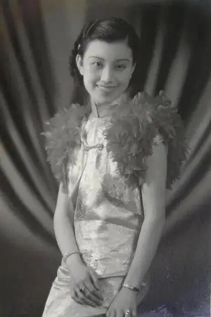 生父逼婚，丈夫出轨，她怒提离婚后，活成上海滩第一名媛